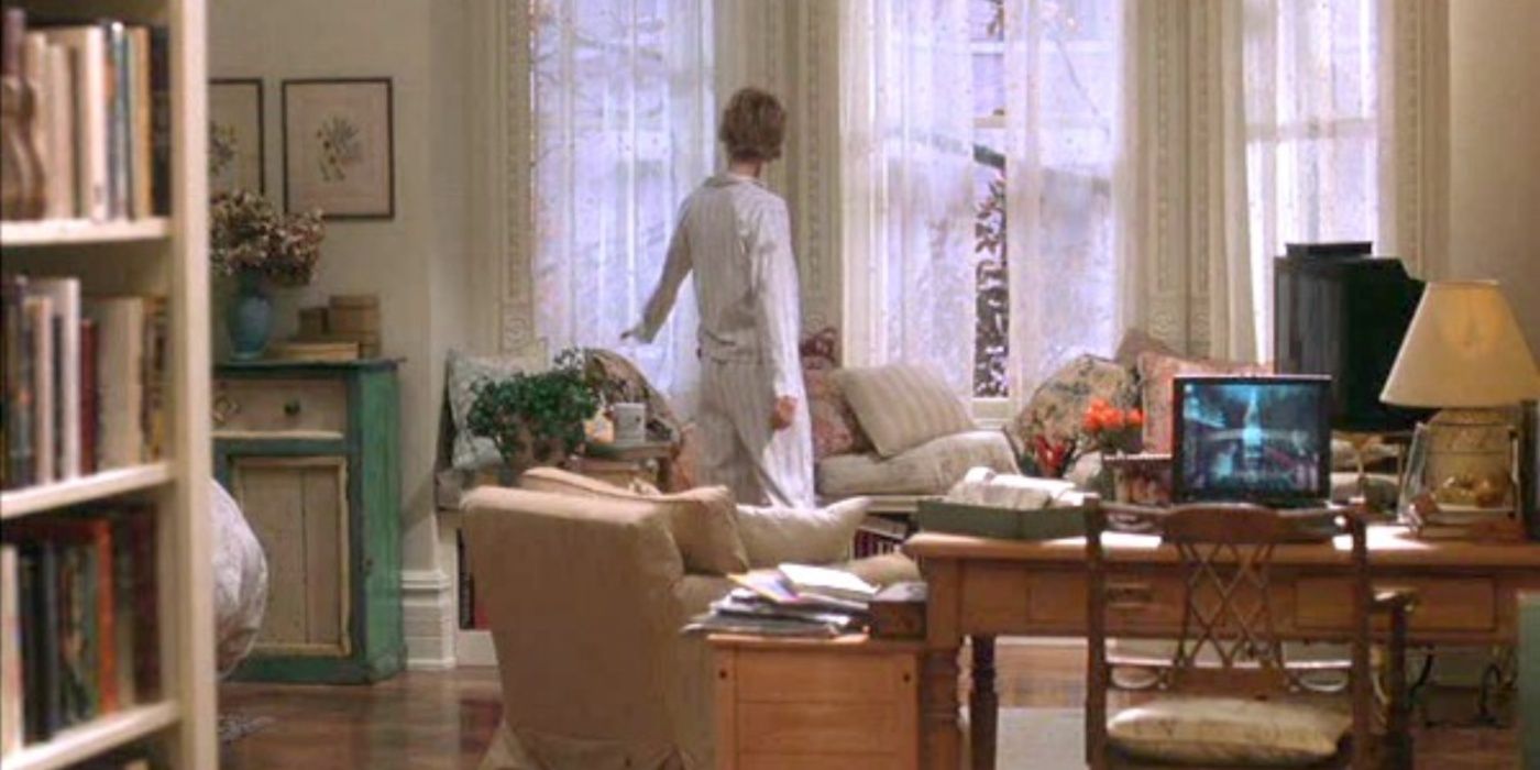 Kathleen (Meg Ryan) anda pelo seu apartamento em You've Got Mail