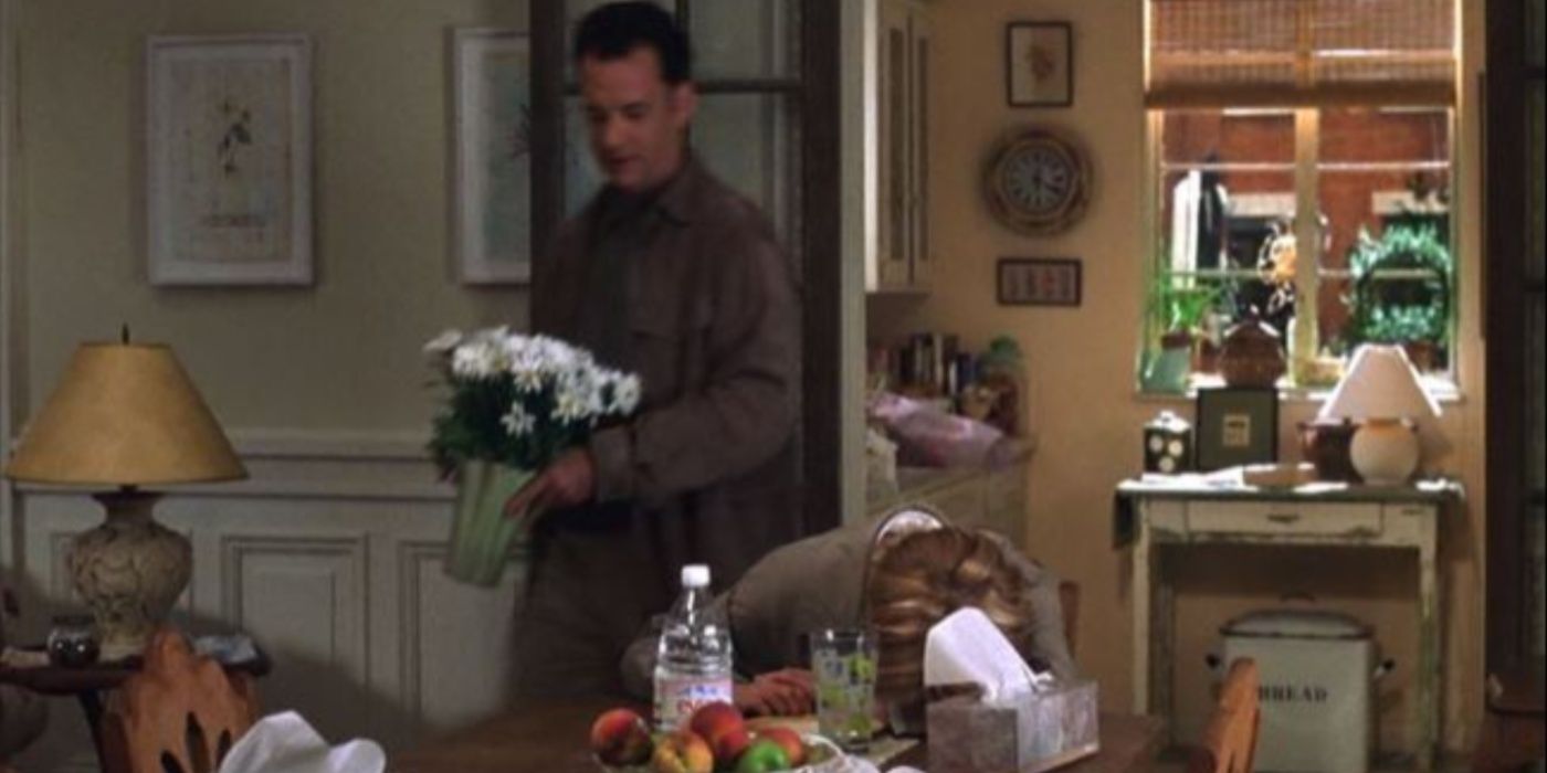 Joe (Tom Hanks) anda pelo apartamento dela em You've Got Mail
