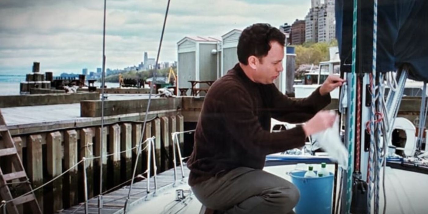 Joe (Tom Hanks) trabalhando em um barco em You've Got Mail