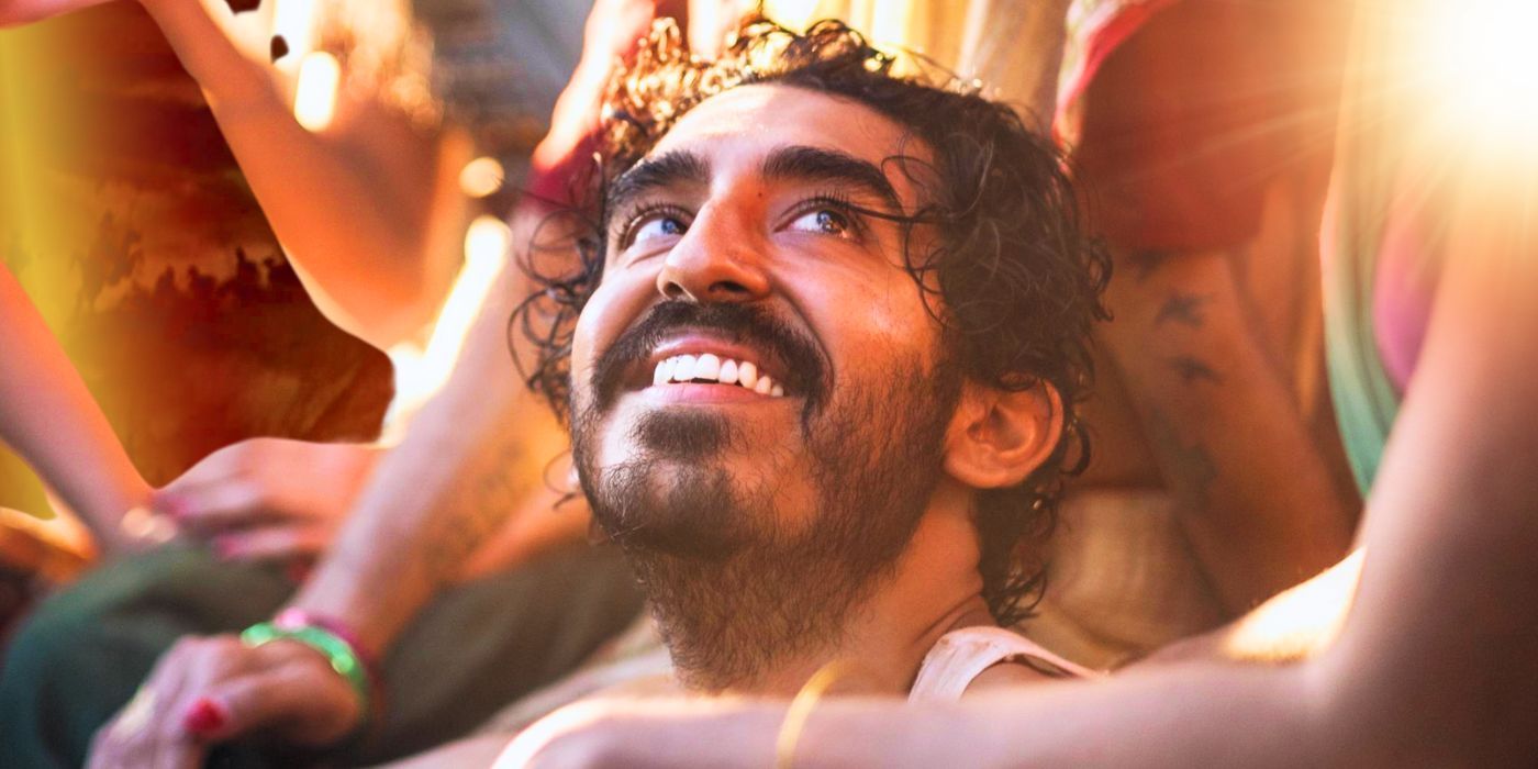 Dev Patel como criança sorrindo em Monkey Man