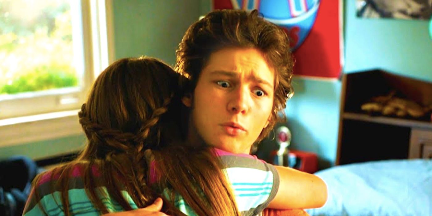 Montana Jordan's Georgie looks worried as he hugs Raegan Revord's Missy in Young Sheldon