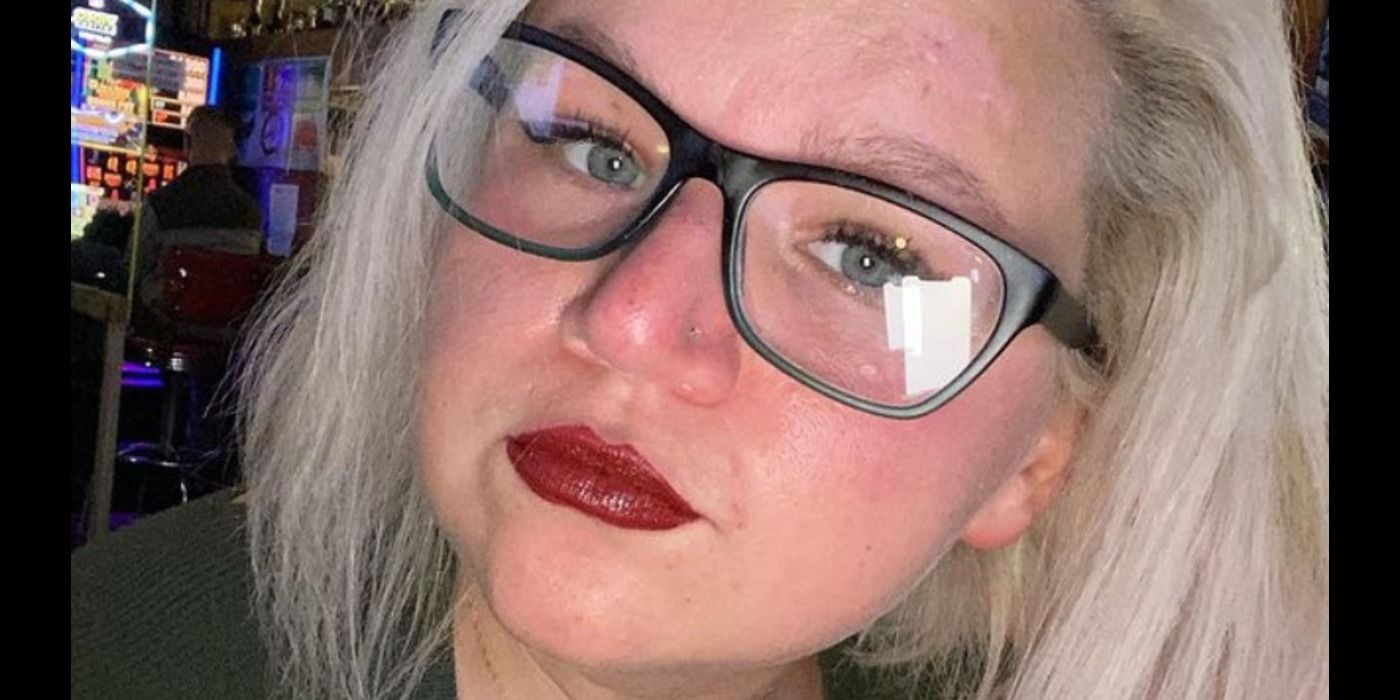 My-600-lb-Life Brianne Dias selfie with glasses and a red lip
