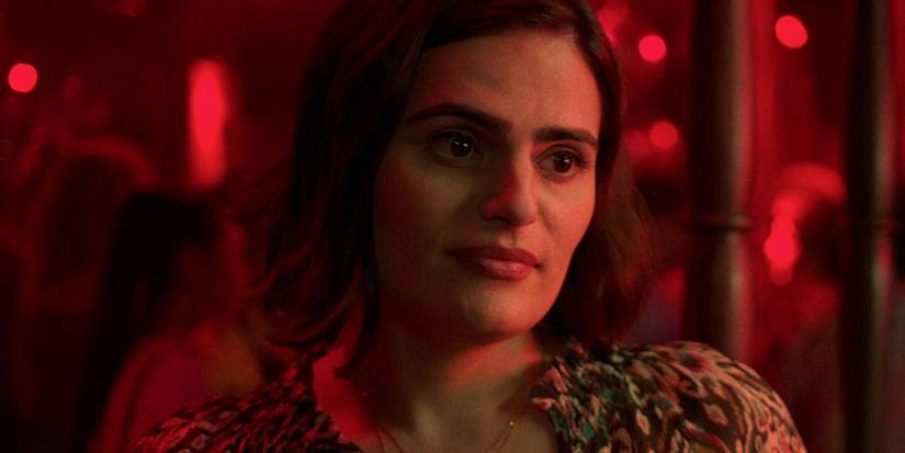 Nava Mau as Teri at a club in Baby Reindeer