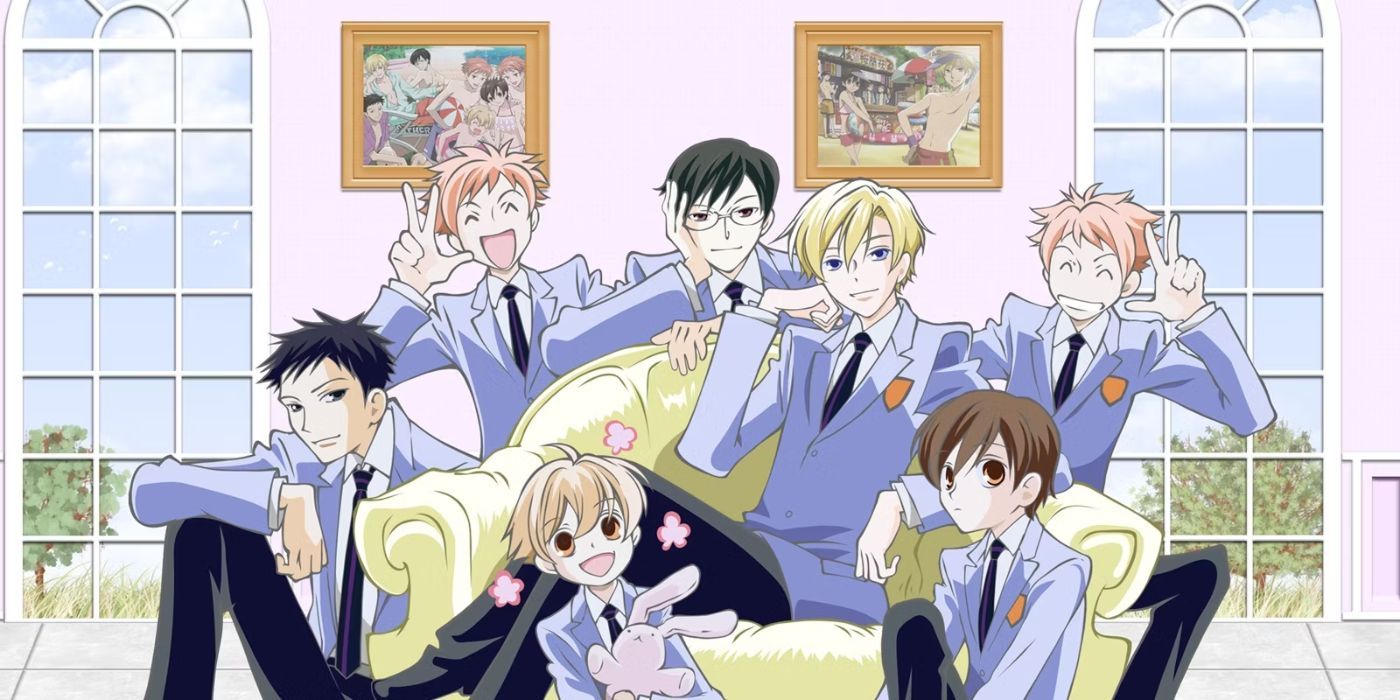 Arte promocional oficial do Ouran High School Host Club do elenco completo sentados juntos em um sofá amarelo