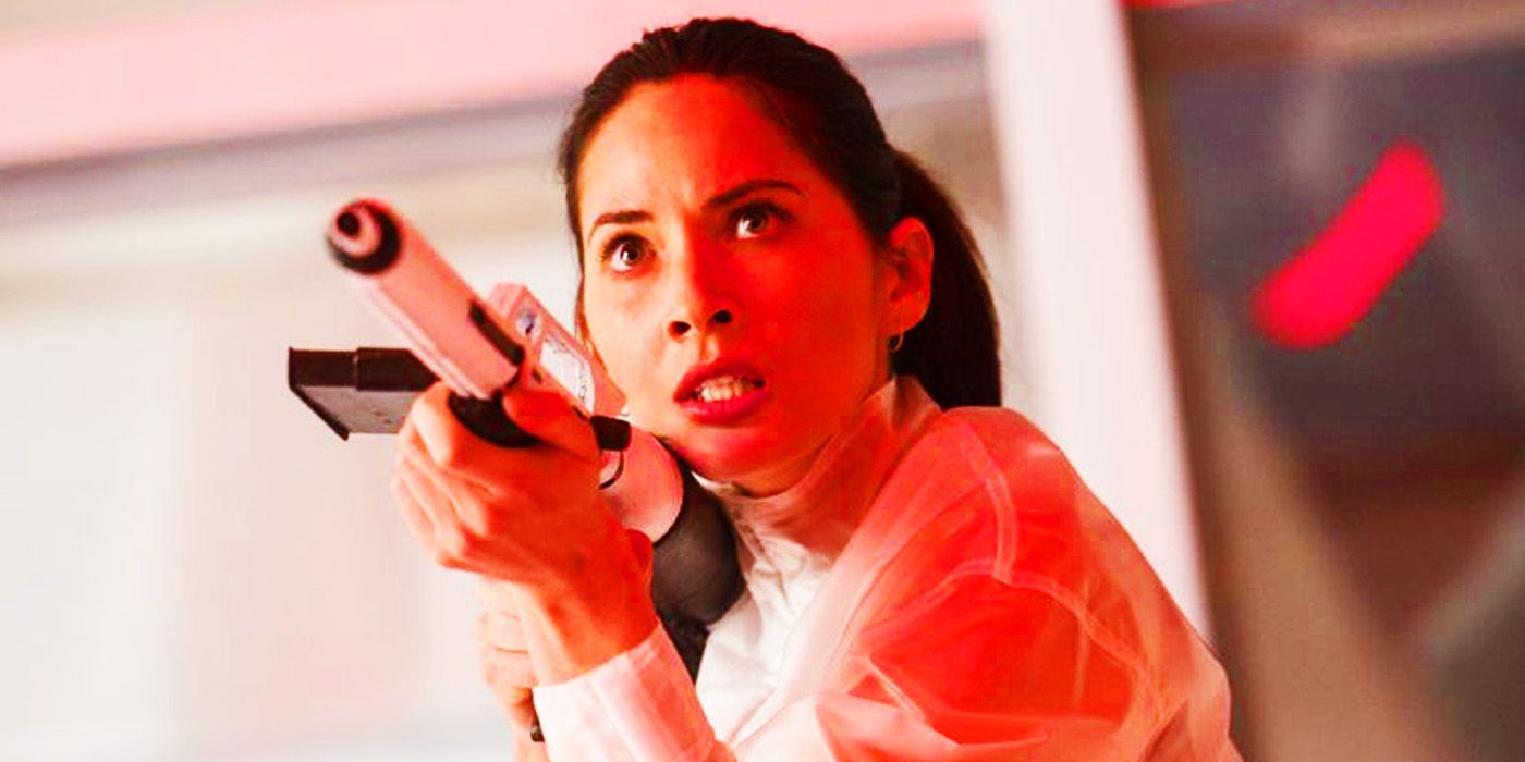 Olivia Munn as Casey Brackett with a gun in The Predator