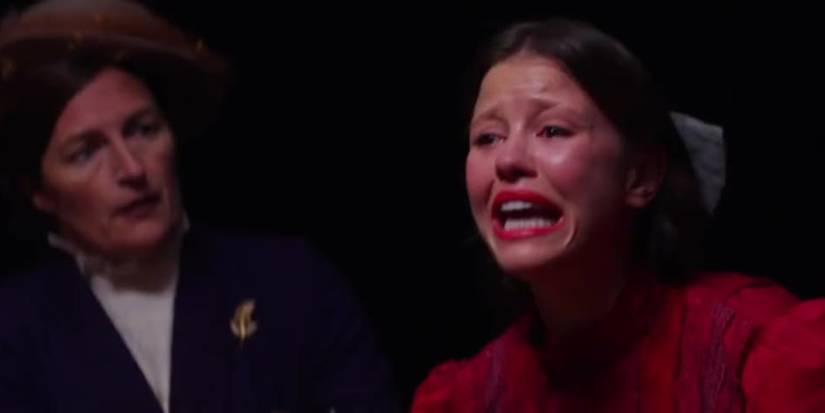 Pearl (Mia Goth) crying I am a star in Pearl.