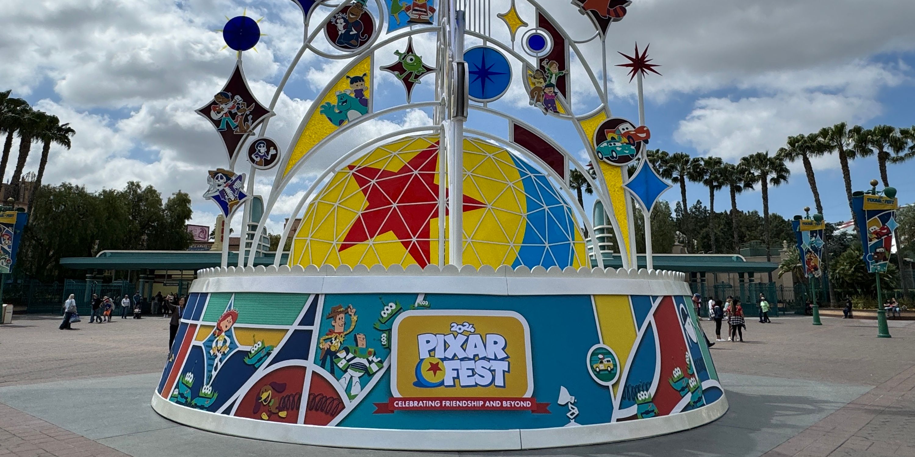 Exibição do Pixar Fest em frente à aventura da Disney na Califórnia