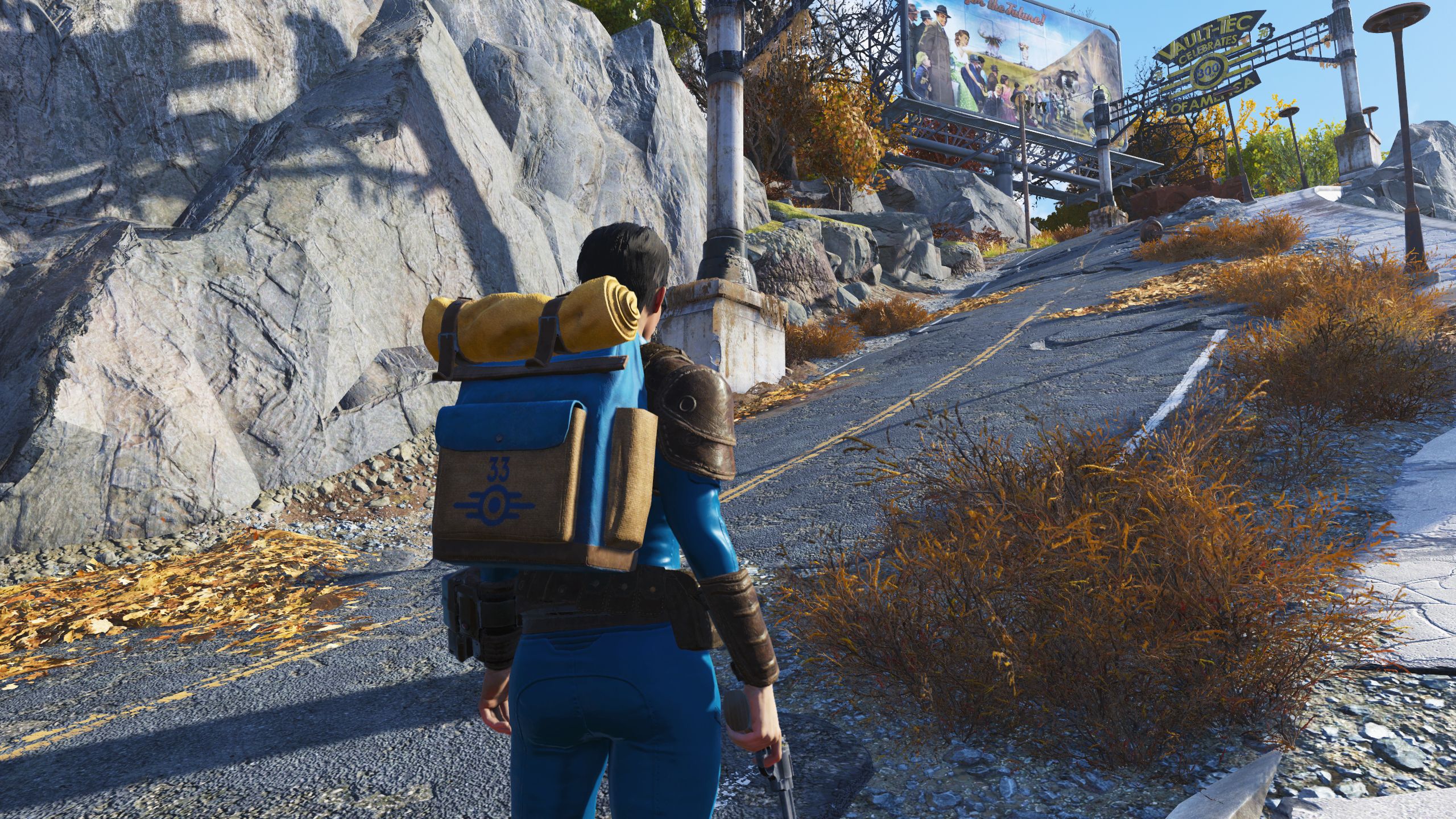 Jogador se aproximando do Vault 76 em Hill Road enquanto usava a mochila do Vault 33 de Lucy no Fallout 76