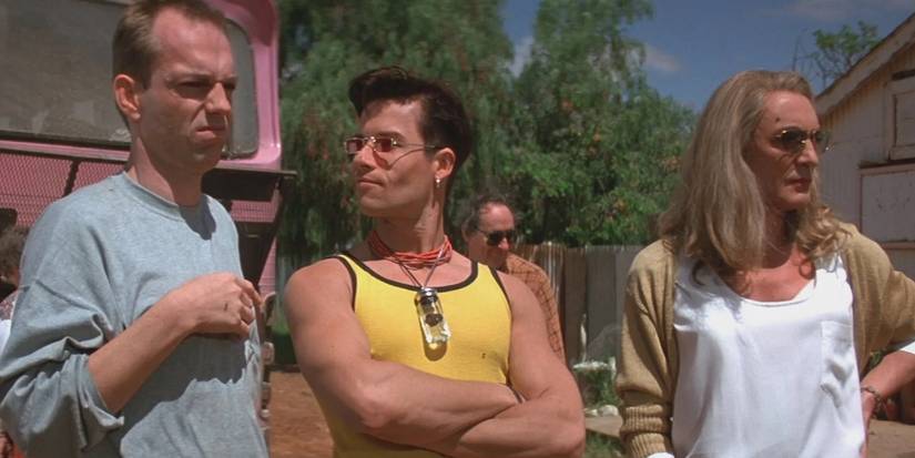 Guy Pearce, Hugo Weaving, and Terence Stamp look at a small town in Priscilla, Queen of the Desert