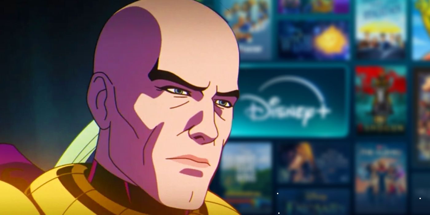 Professor X carrancudo em X-Men 97 (2024) ao lado da página inicial desfocada e do logotipo da Disney+