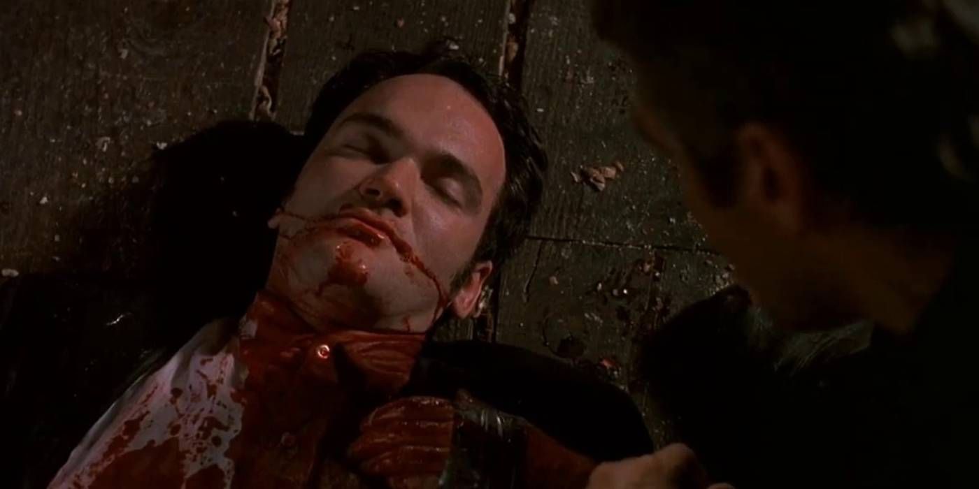 Quentin Tarantino como Richie morto no chão em From Dusk Till Dawn