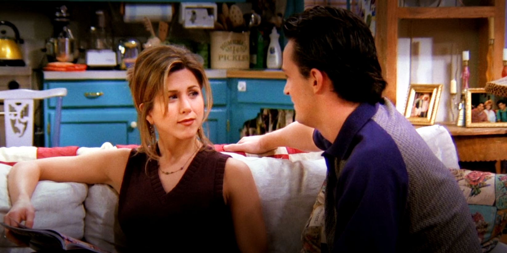 Rachel sitting on the couch talking with Chandler in the Friends season 1 episode 