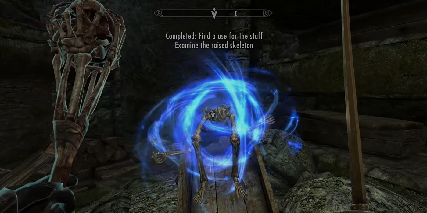 Jogador criando mago esqueleto em Gallow's Hall com Staff of Worms em Skyrim.