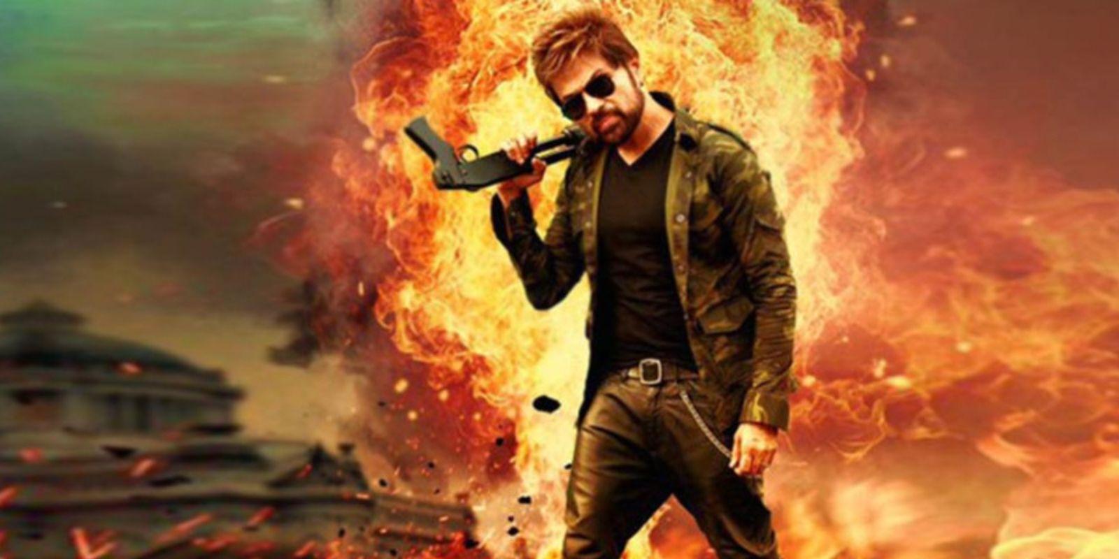 Ravi Kumar segurando uma arma na frente das chamas na arte promocional de Badass Ravikumar