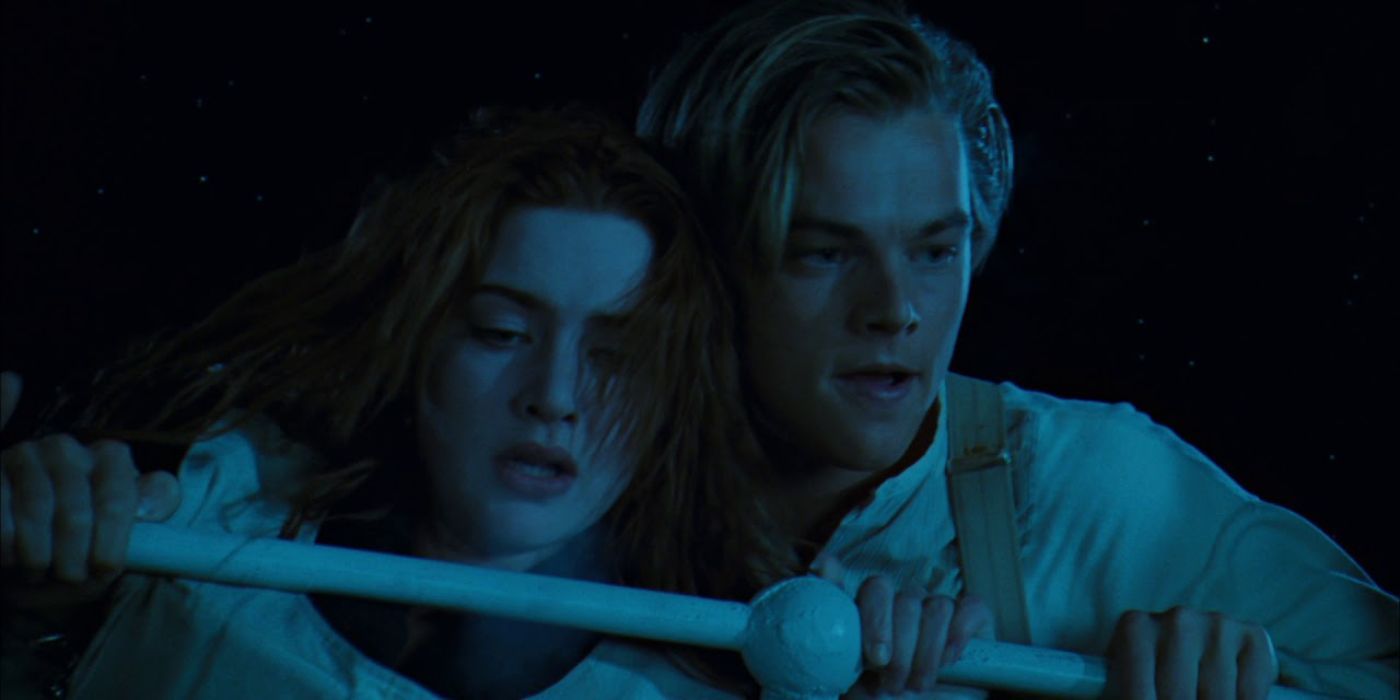 Rose e Jack agarrados à grade enquanto a popa do Titanic afunda.