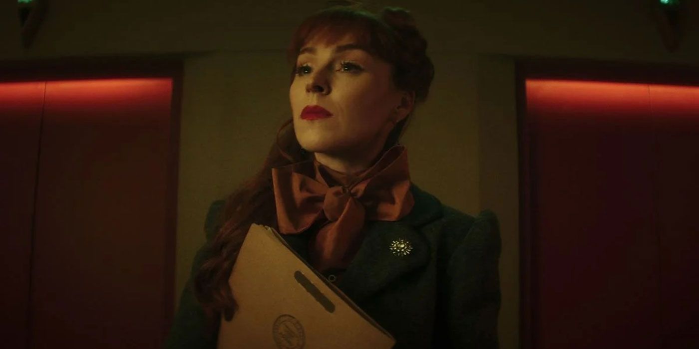 Ruth Connell como a enfermeira noturna carregando um arquivo na primeira temporada de Dead Boy Detectives