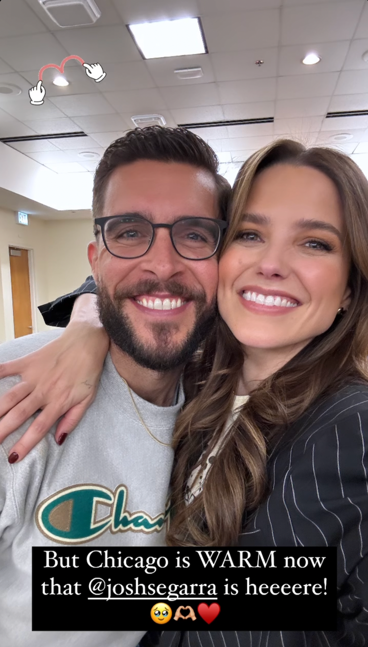 Sophia Bush e Josh Segarra sorrindo e se abraçando em uma imagem de reencontro