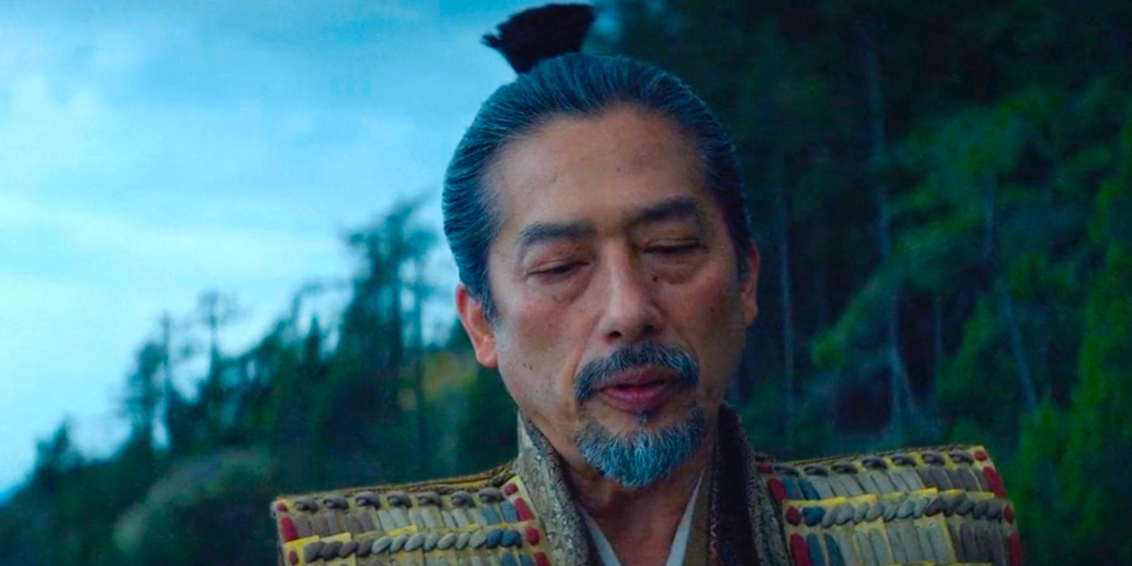 Hiroyuki Sanada como Toranaga olhando para baixo no episódio 10 do Shogun