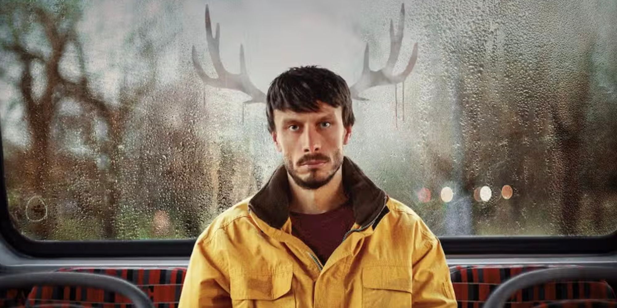 Richard Gadd vestindo uma jaqueta amarela em Baby Reindeer, da Netflix.