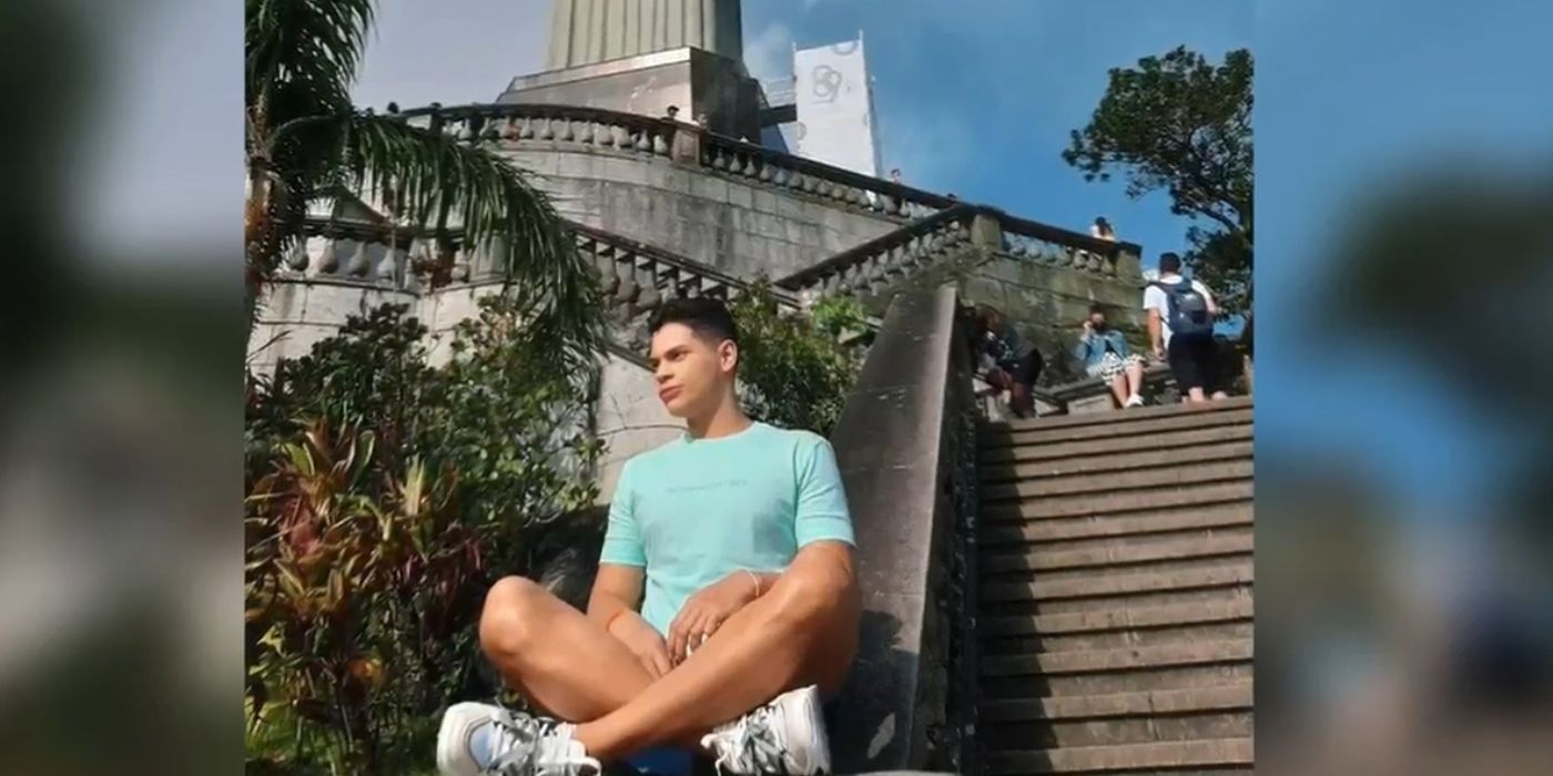 Alliya In 90 Day Fiance at a tourist landmark with blue shirt