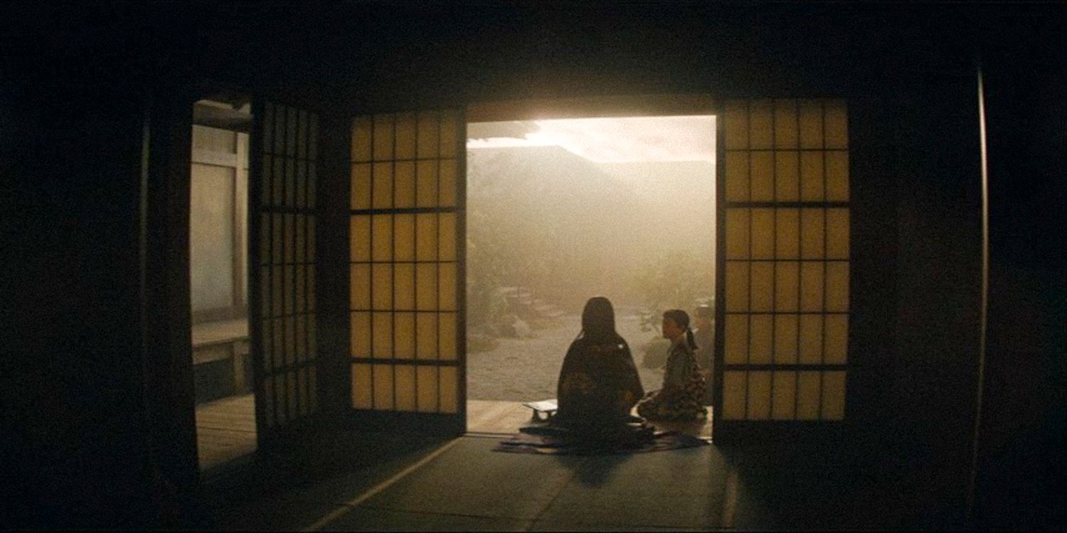 La Sra. Ueshiba y su hijo se sientan, contemplando el paisaje desde la habitación, recortados contra la luz en Shogun Temporada 1 Episodio 10 (Fin)