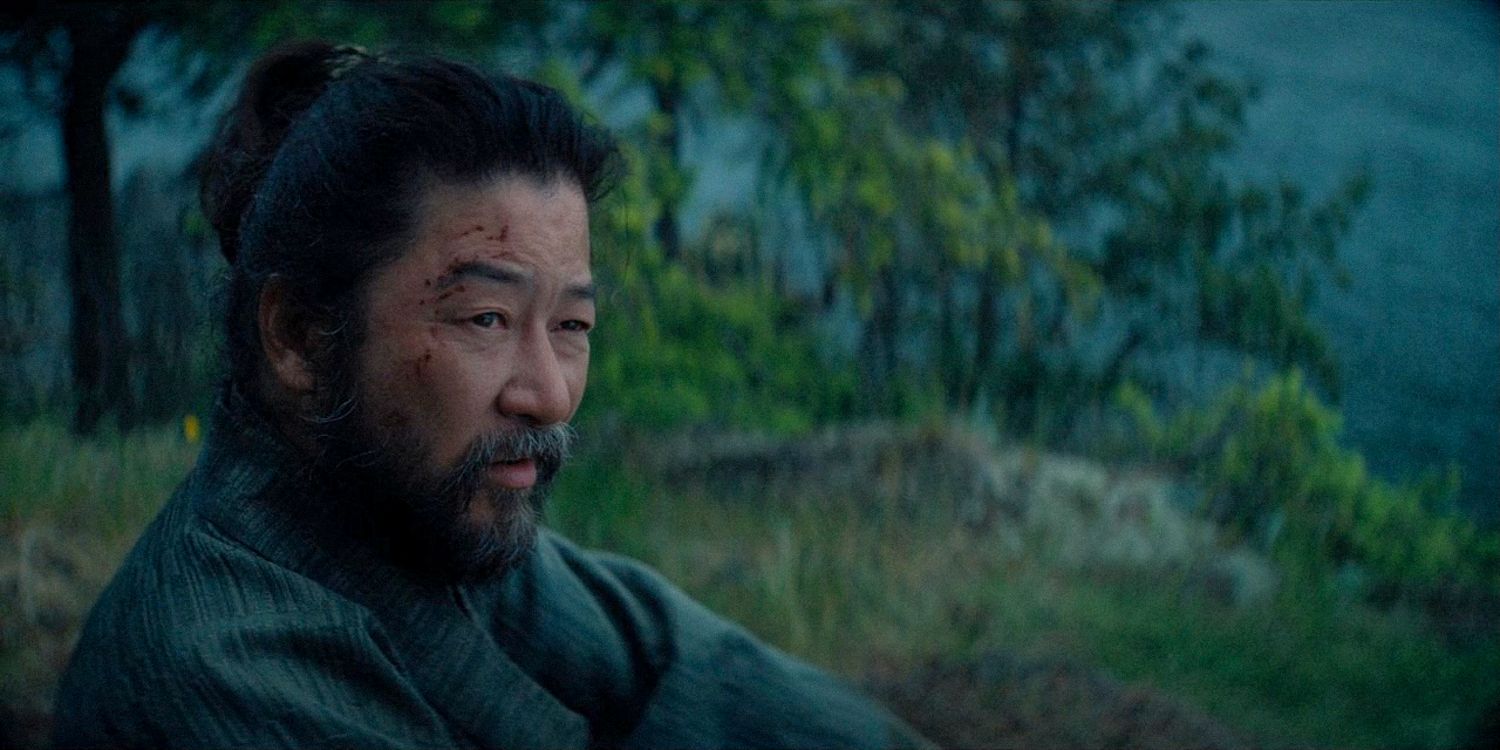 Yabushige, imerso em pensamentos, com feridas no rosto na 1ª temporada de Shogun, episódio 10 (FINALE)
