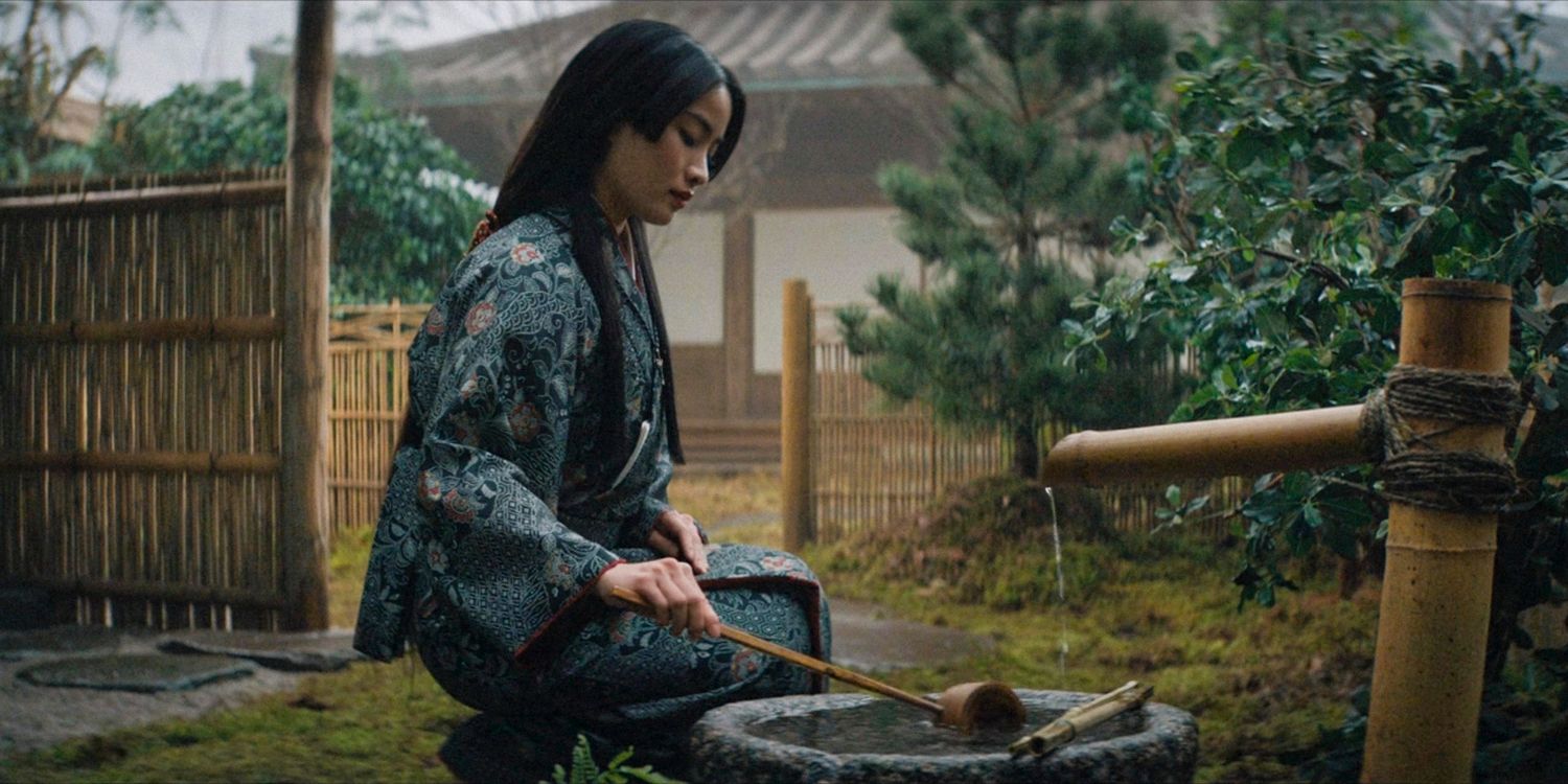 Mariko coleta água de um poço no episódio 8 da 1ª temporada do Shogun