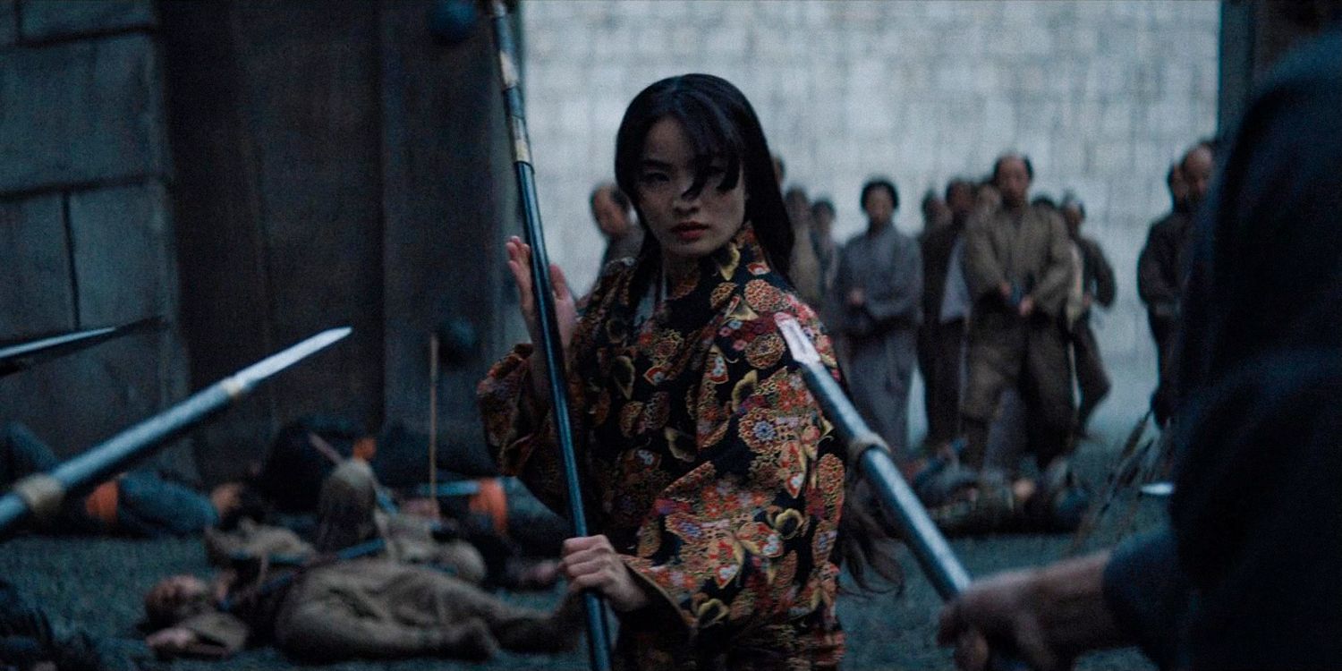 Mariko holds a spear to defend herself while being targeted with spears in Shogun season 1 Ep 9 