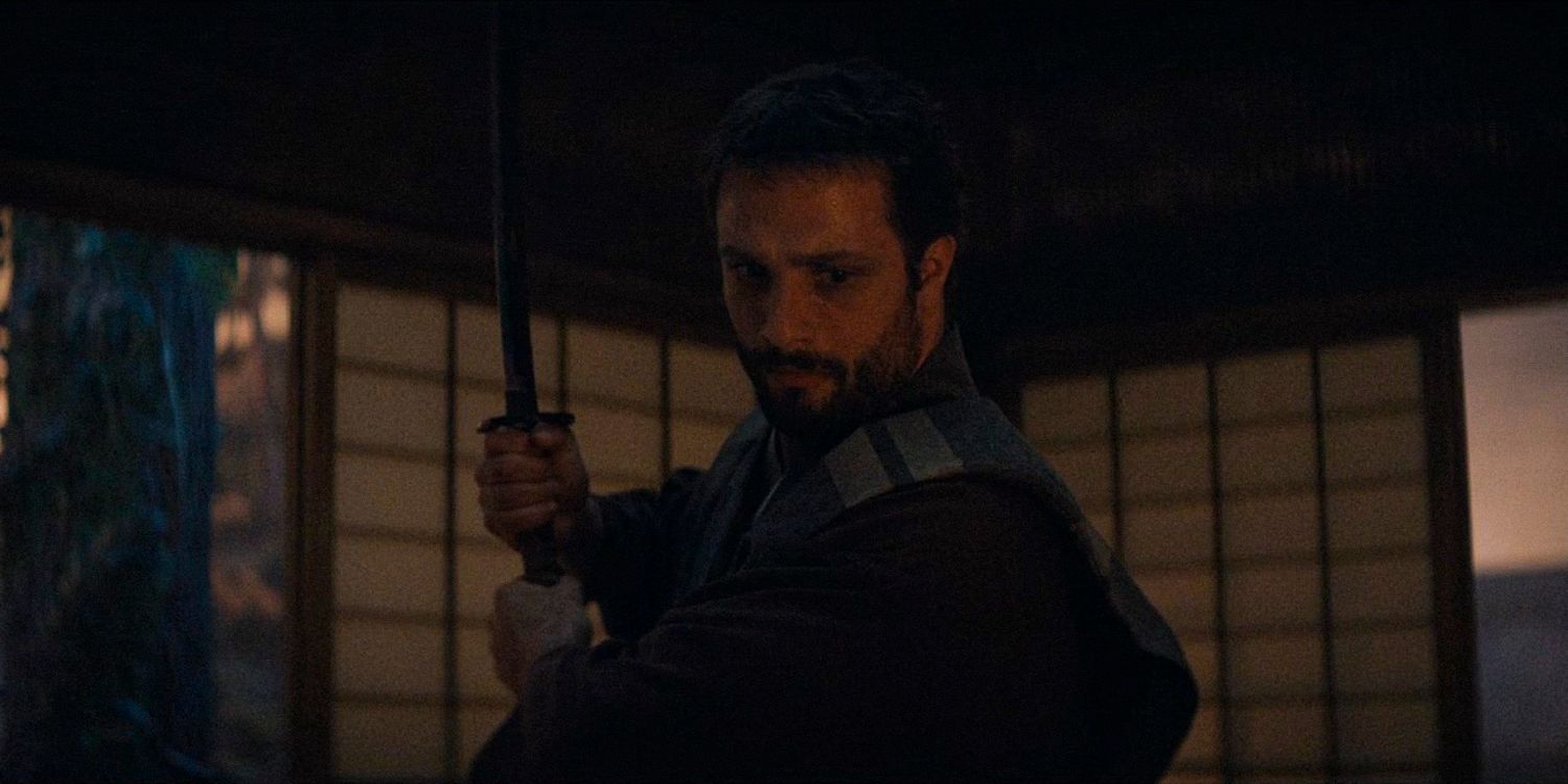 Blackthorne empunhando uma espada com uma expressão de adrenalina na 1ª temporada de Shogun, episódio 9 