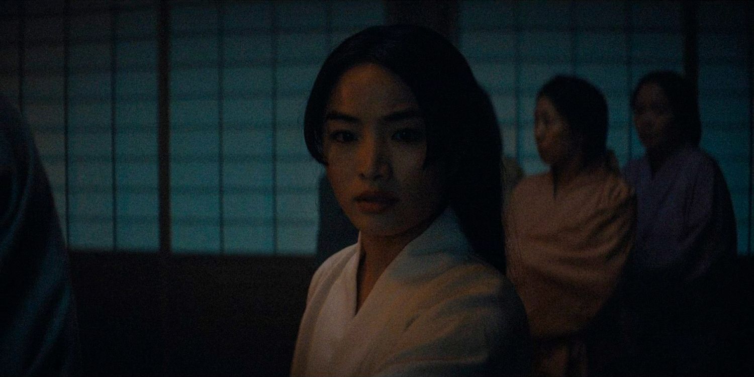 Mariko parece assustada no meio da noite no episódio 9 da 1ª temporada do Shogun 
