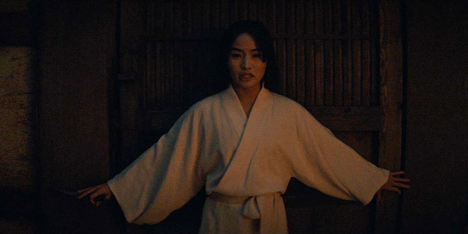 Mariko luta para segurar uma porta de madeira na 1ª temporada de Shogun, episódio 9 