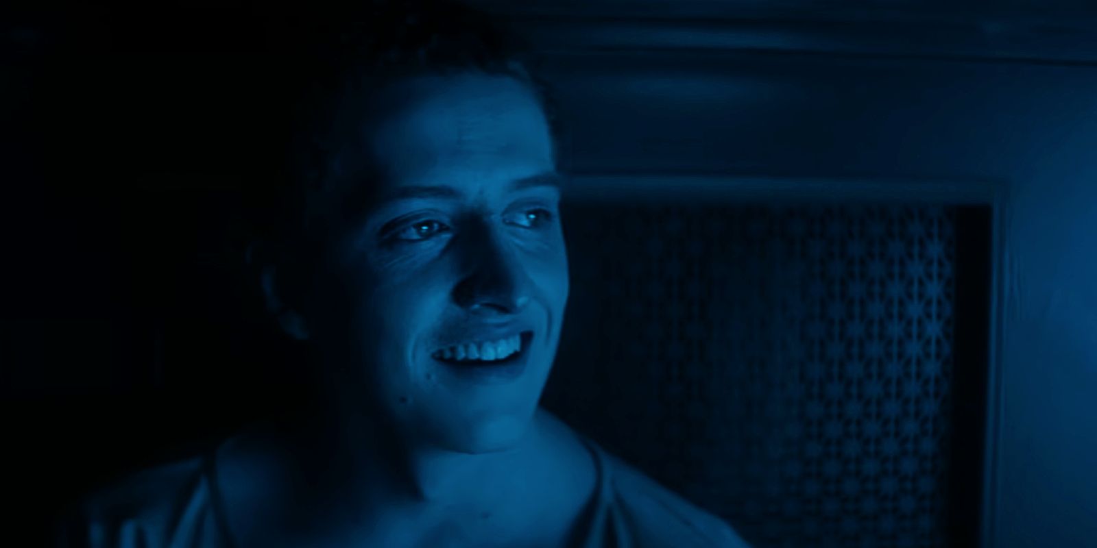 Simon sorri no Inferno sob a luz azul em Dead Boy Detectives