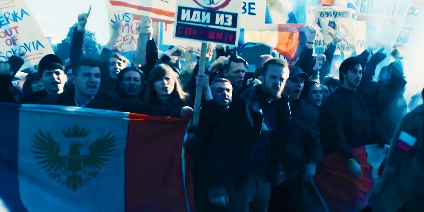 Cidadãos Sokovianos protestando em Vingadores: Era de Ultron