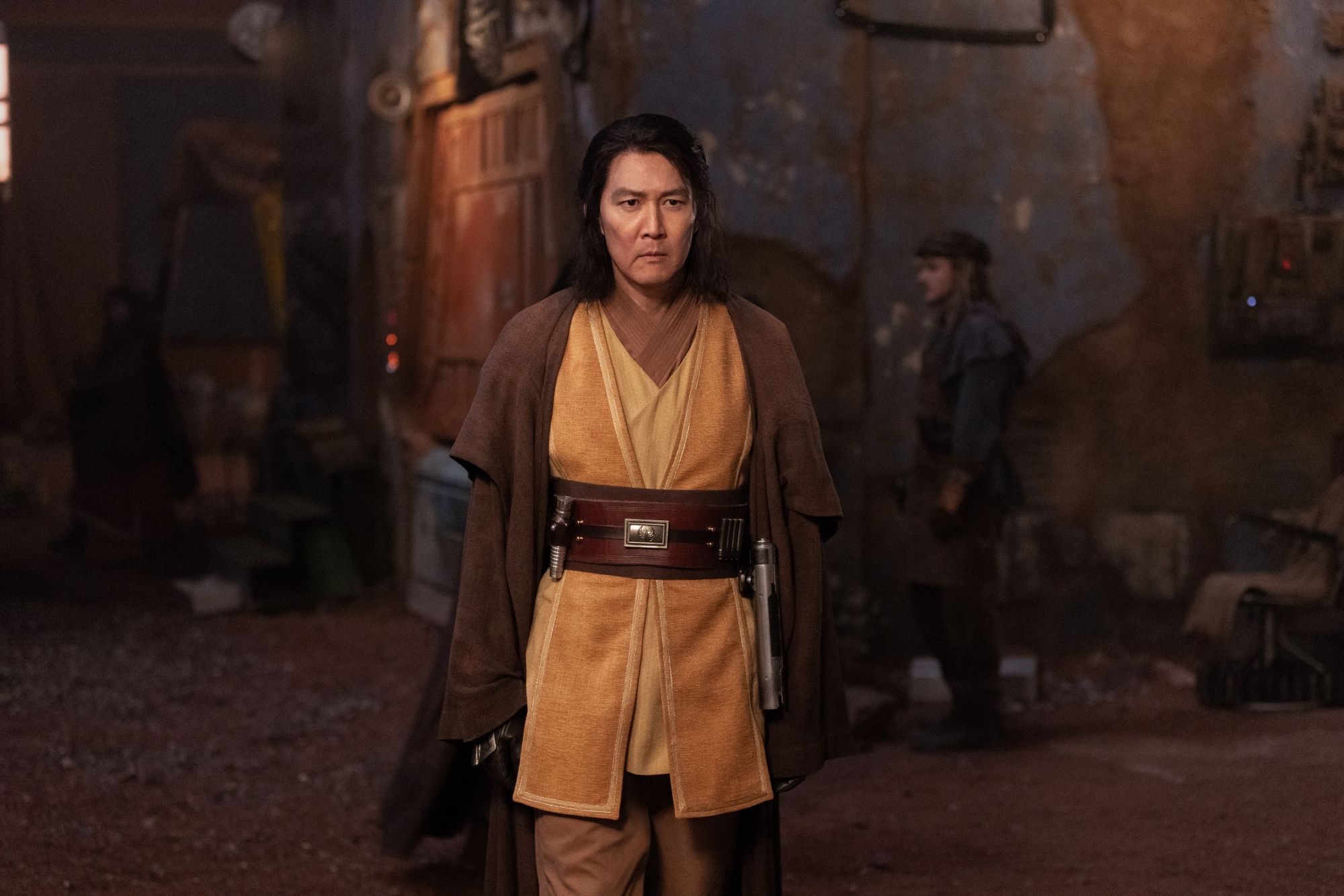Mestre Jedi Sol (Lee Jung-jae) está em suas vestes em um beco escuro em Star Wars: The Acolyte