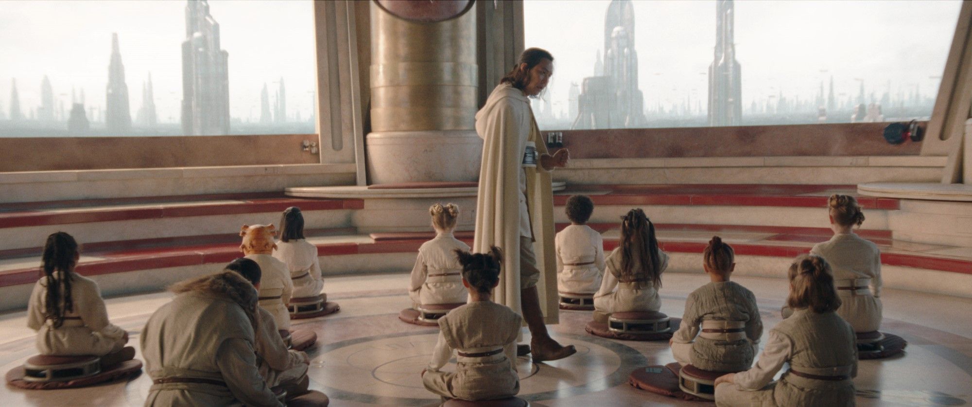 Mestre Jedi Sol (Lee Jung-jae) caminha entre um grupo de Jedi Padawans sentados no Templo de Coruscant em Star Wars: The Acolyte