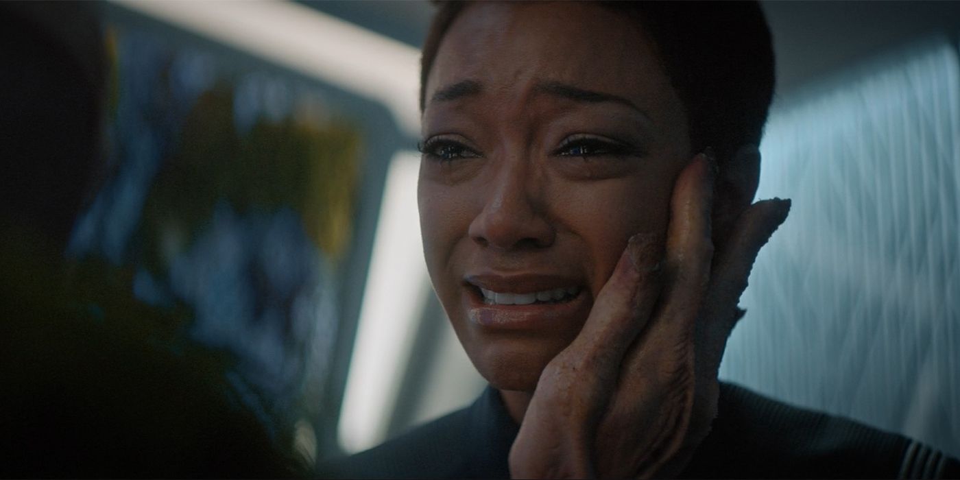 Sonequa Martin Green como Burnham chorando em Star Trek Discovery