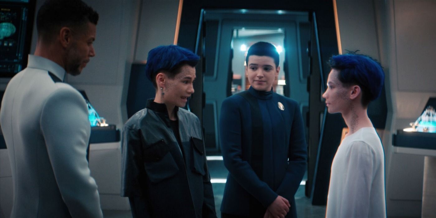 Gray examina seu novo corpo enquanto Adira e Culber o observam na 4ª temporada de Star Trek: Discovery.