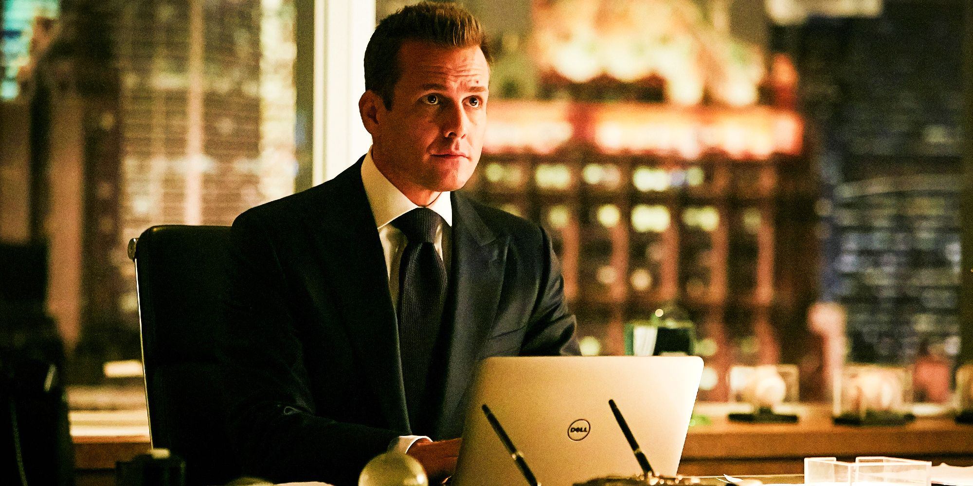 Gabriel Macht como Harvey Spector sentado em frente ao computador no episódio 6 da 6ª temporada de Suits, "Espanha"