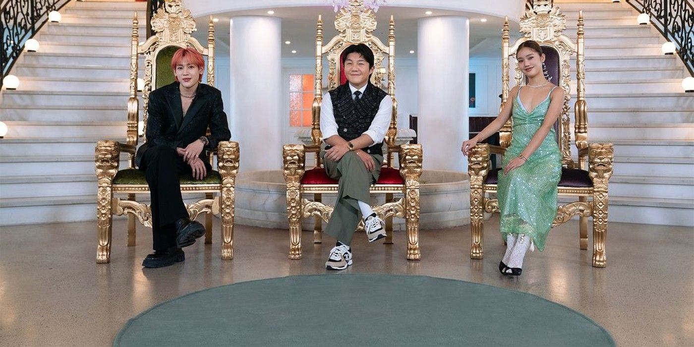 Anfitriões super ricos na Coreia sentados sorrindo
