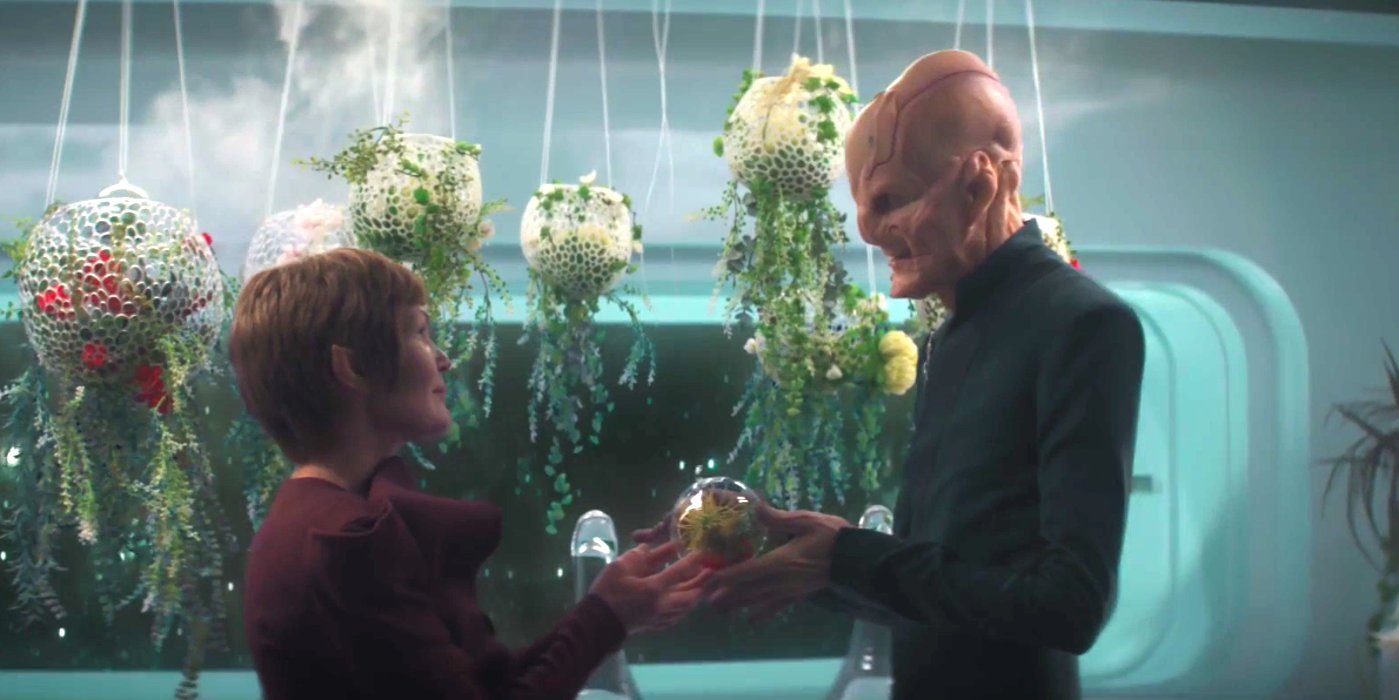 T'Rina and Saru holding a globe in Star Trek Discovery
