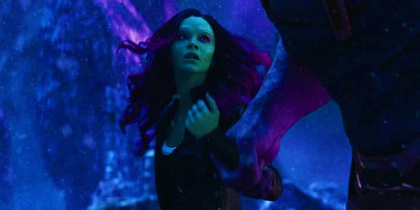Thanos grabbing Zoe Saldana as Gamora in Avengers Infinity War