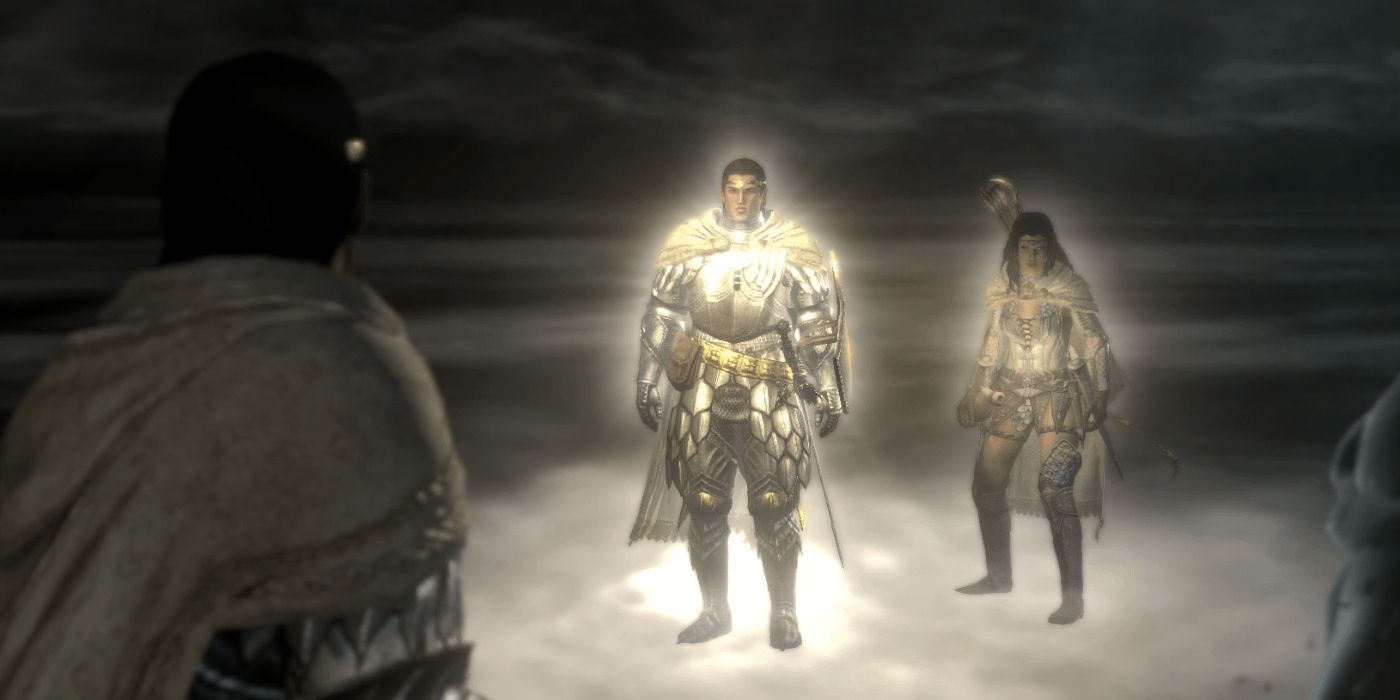 The Arisen encounters a glowing Seneschal (and their main pawn) in a screenshot from Dragon's Dogma.