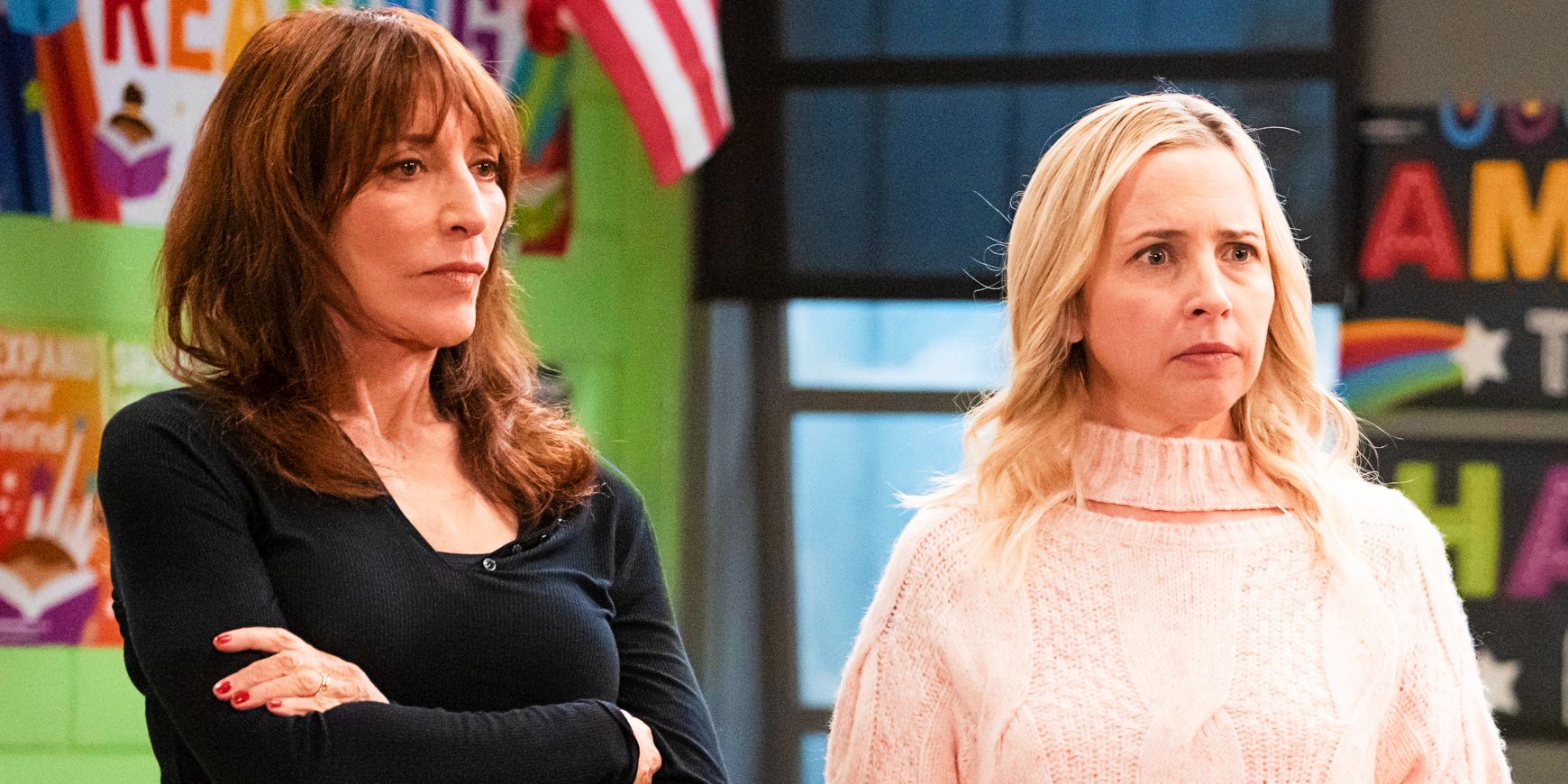 Katey Segal como Louise e Lecy Goranson como Becky parada em uma sala de aula parecendo preocupada no episódio 4 da 6ª temporada de The Conners