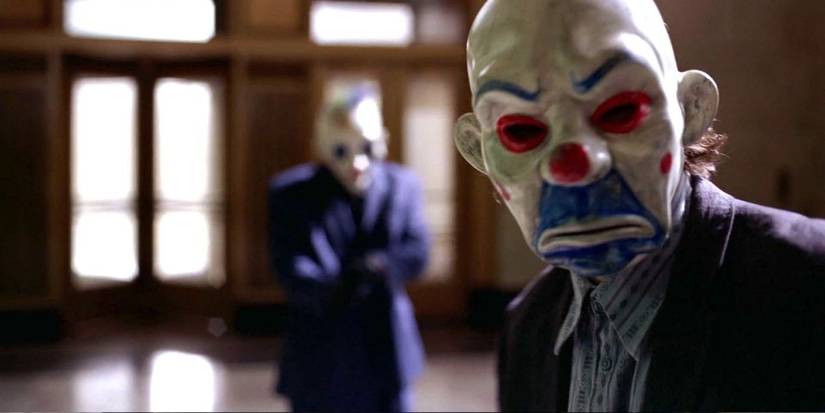 O Coringa dentro do banco no Cavaleiro das Trevas (2008) cena de abertura