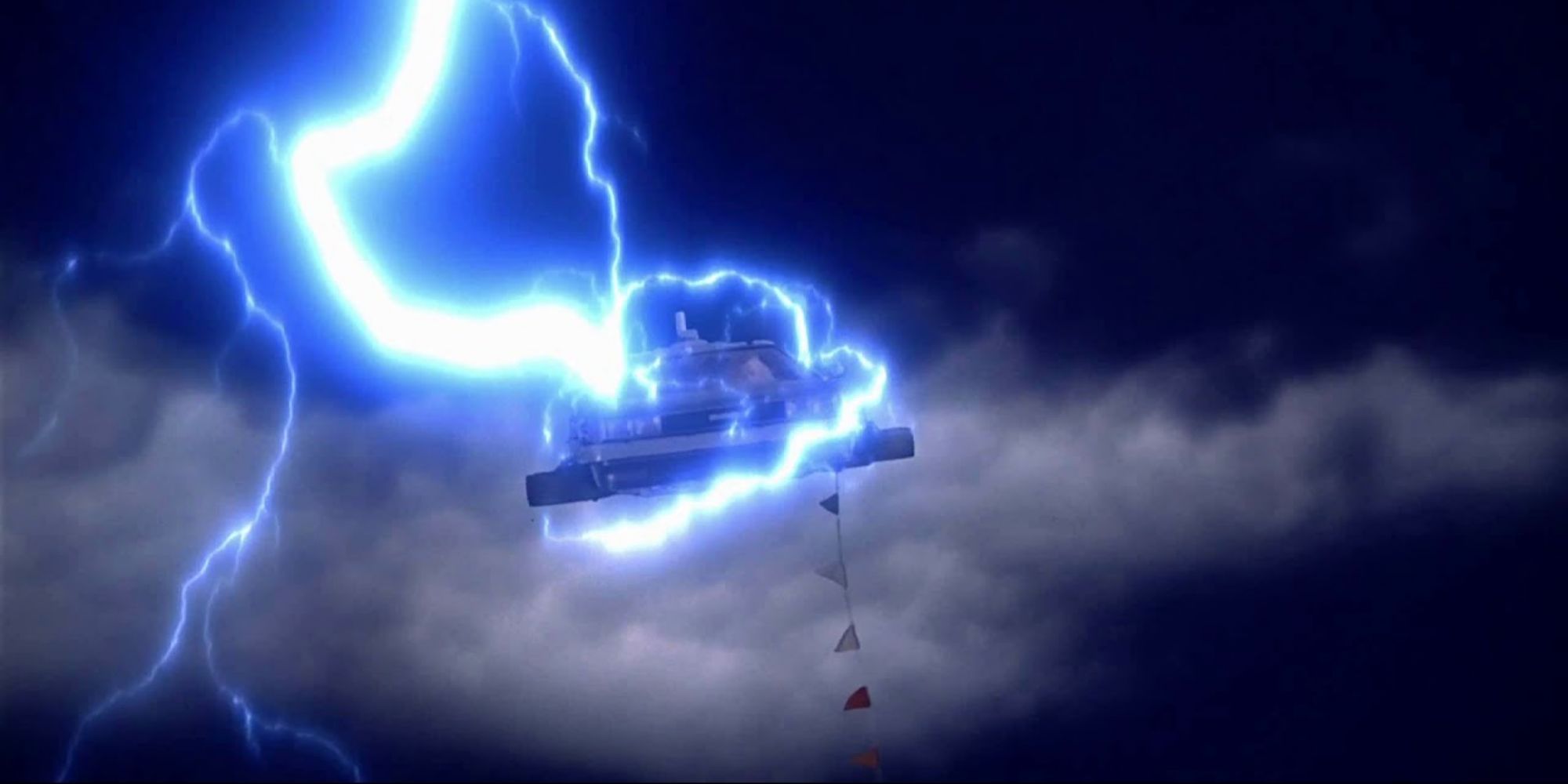 O Delorean sendo atingido por um raio no ar em De Volta para o Futuro Parte 2