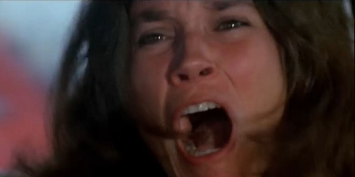 Barbara Hershey sebagai Carla Moran berteriak di The Entity (1982) 