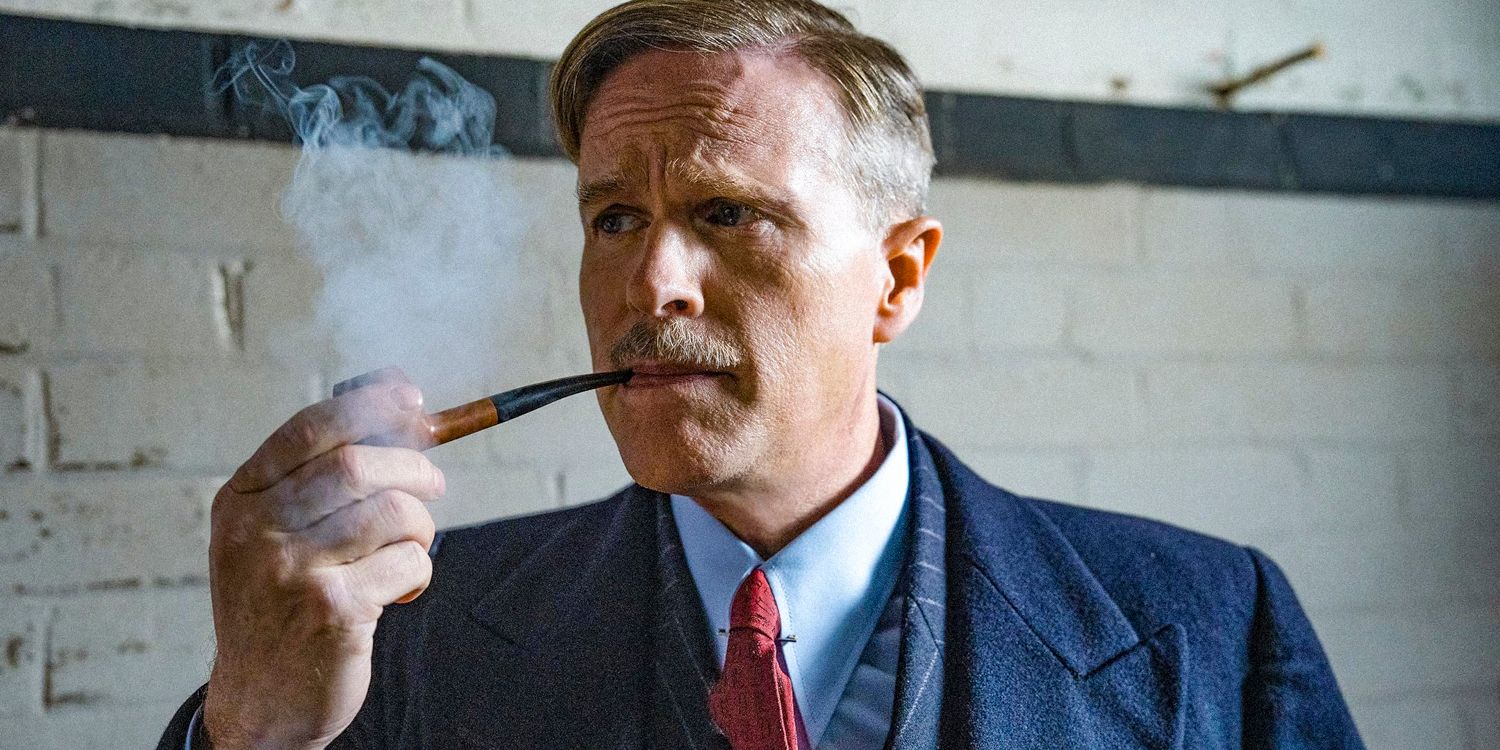 Cary Elwes fumando cachimbo no Ministério da Guerra Ungentlemanly