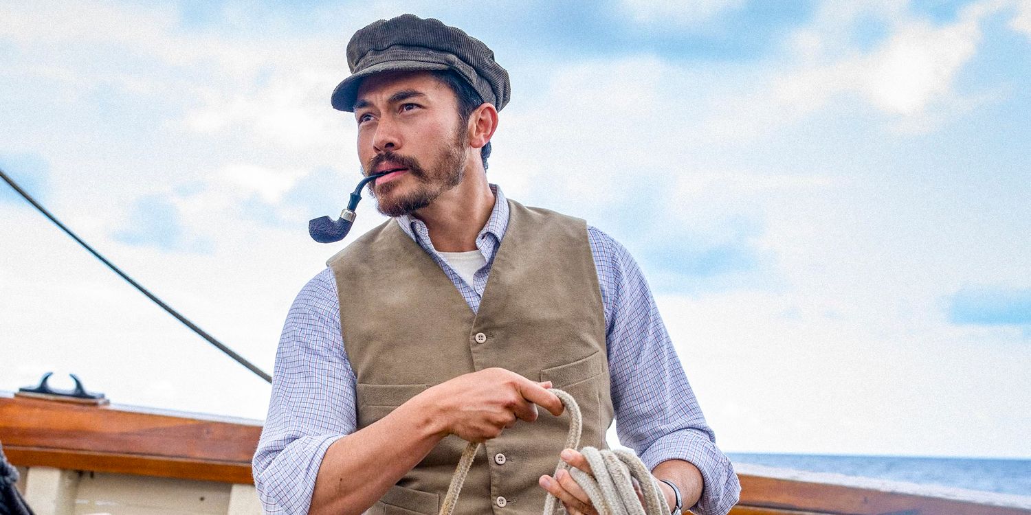 Henry Golding fumando cachimbo em O Ministério da Guerra Ungentlemanly