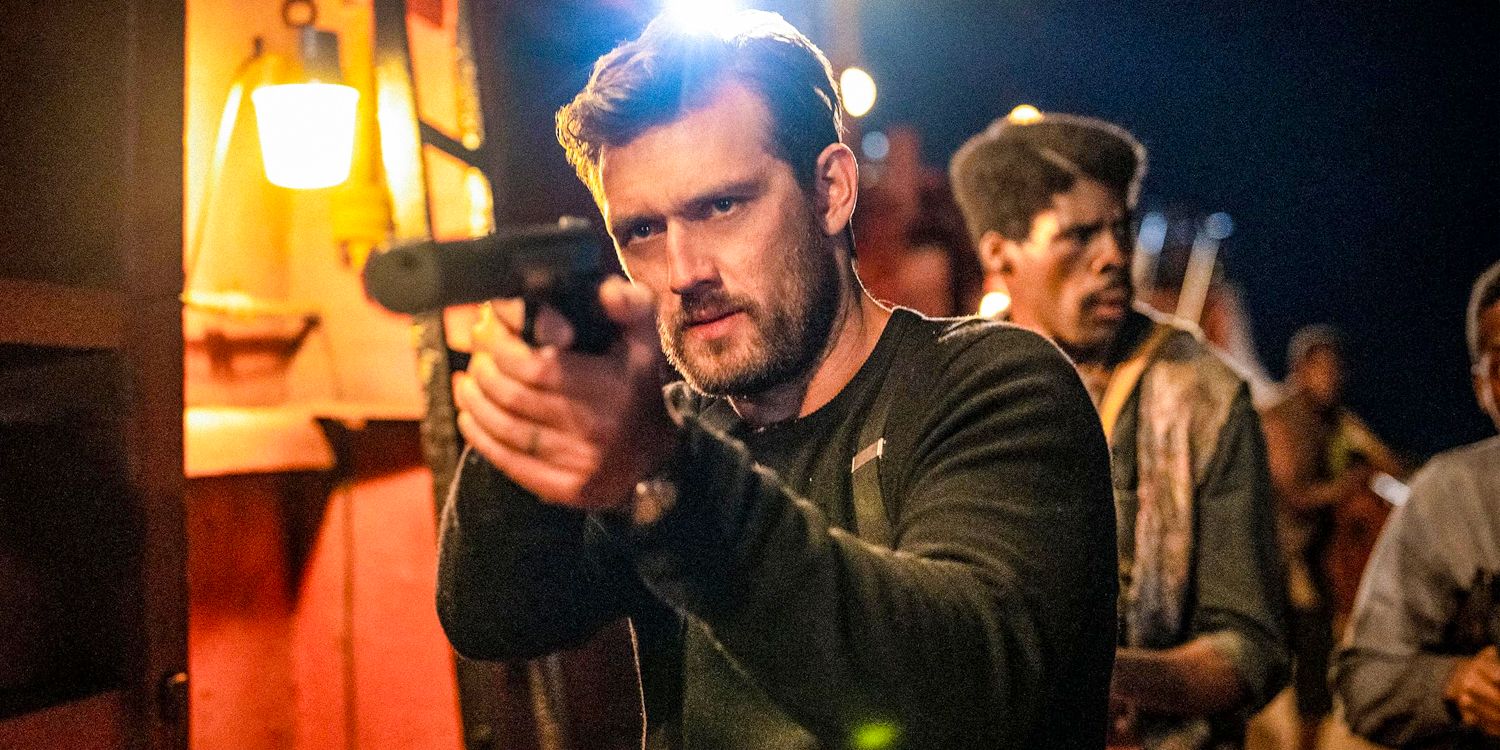 Alex Pettyfer como Geoffrey Appleyard empunhando uma arma em The Ministry of Ungentlemanly Warfare