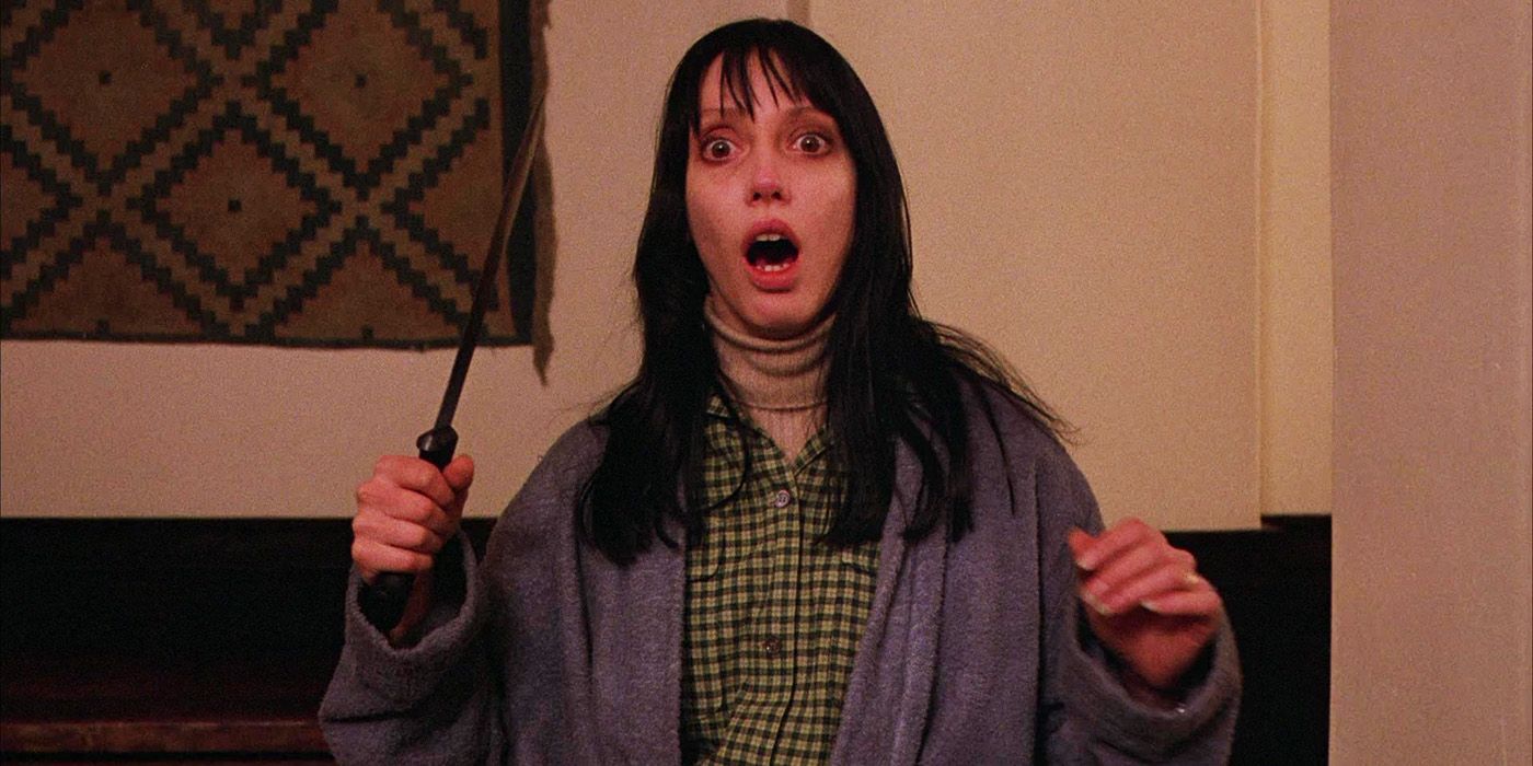Wendy parece assustada e segura uma faca em The Shining